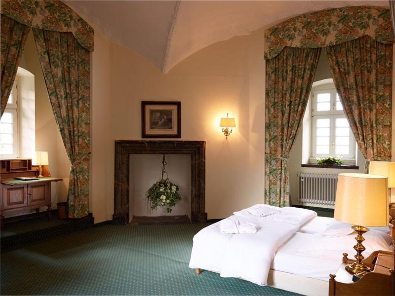 Hotel Und Restaurant Burg Schnellenberg Attendorn Kültér fotó